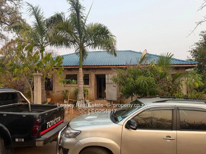 Kariba 3-Bed Home with Walled Garden, Cottage & Verandah