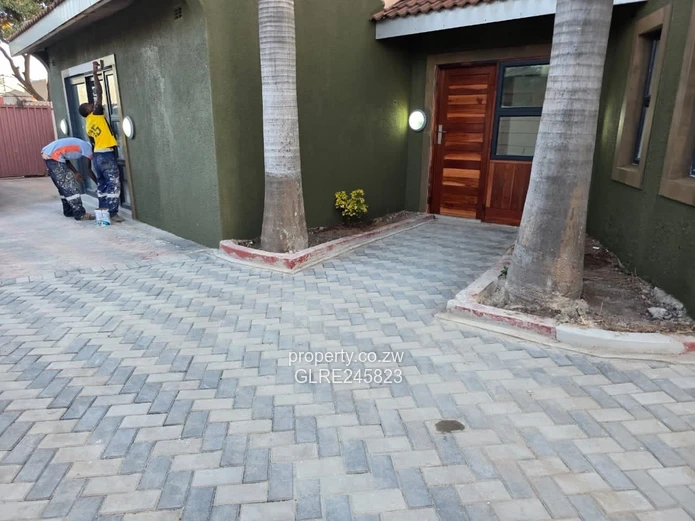 Paved Courtyard 2-Bed Glen View — Walled & Fitted Kitchen