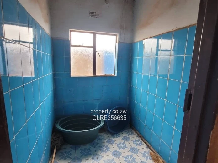 Spacious 6-Bed Granary Park Home — Tiled Verandah & Walled Yard