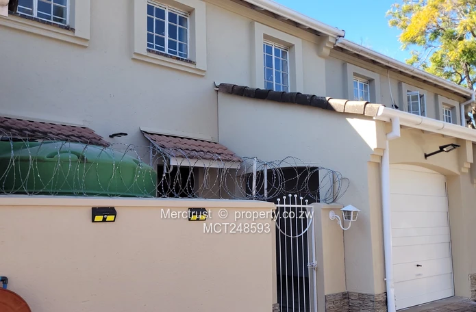 Secure duplex townhouse (Sole Mandate)