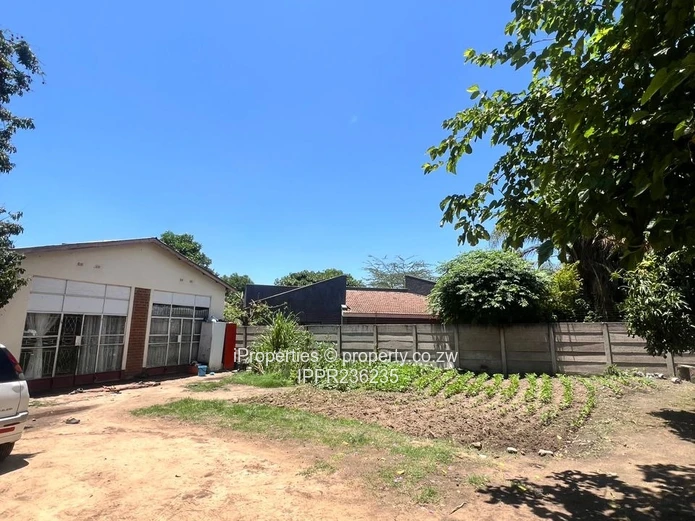 Prime 2,187sqm Property with Main House & Cottage