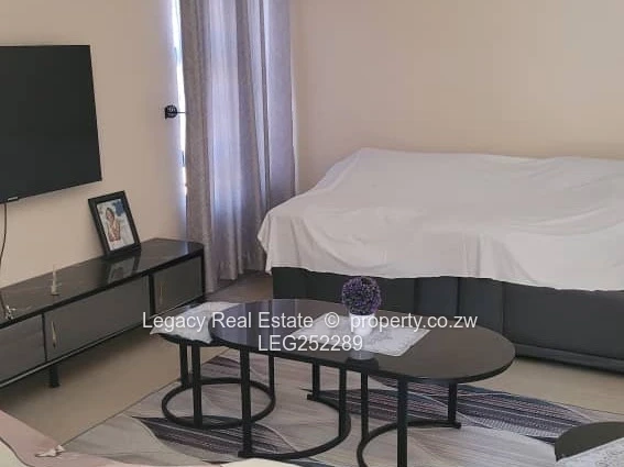 Secure Zimre Park 2-Bed: Fitted Kitchen & Bright Lounge