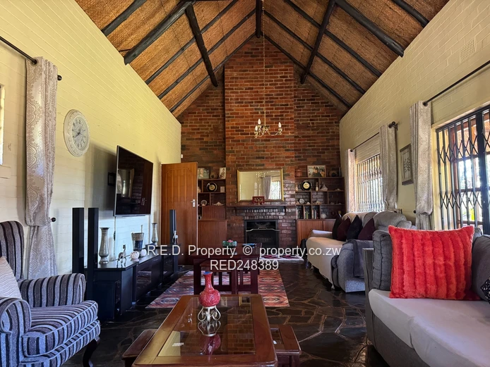 Private Retreat In Douglasdale!
