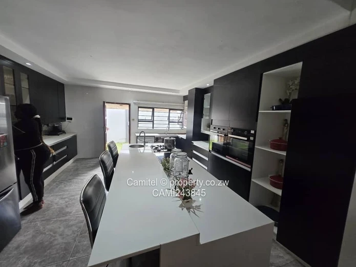 Stylish 4-Bed Ashdown Park: Island Kitchen, Borehole