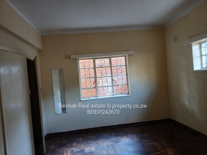 Bulawayo CBD 2-Bed Flat with Verandah & Garden