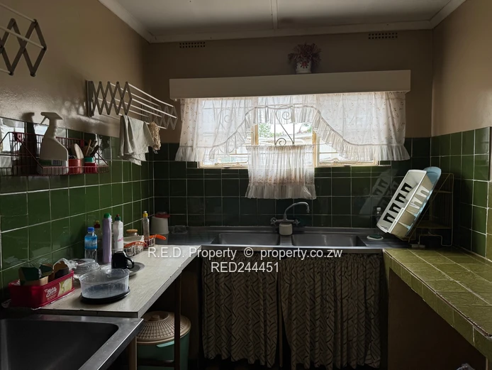 Well-Located Family Home In Woodlands!