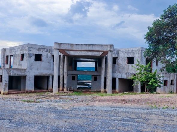 Incomplete 7-Bedroom Mansion in Glen Lorne – $900,000