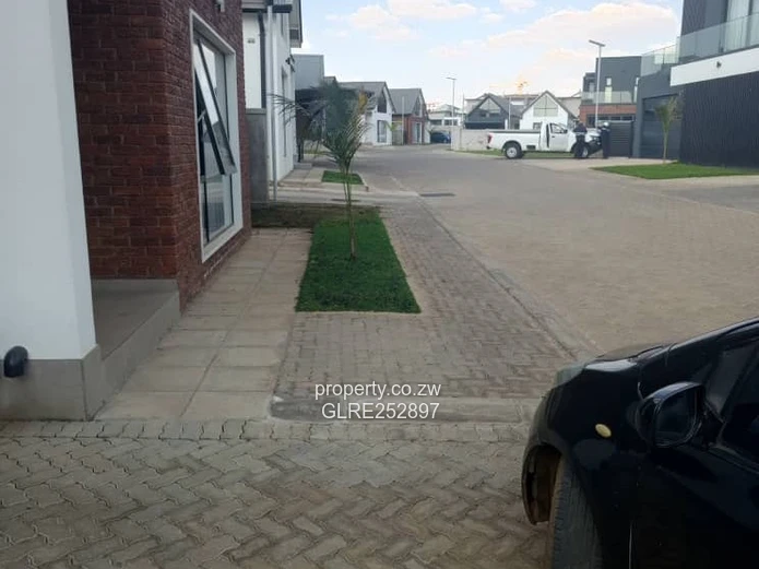 Bright High-Ceiling 4-Bed Home in Borrowdale (Borehole)