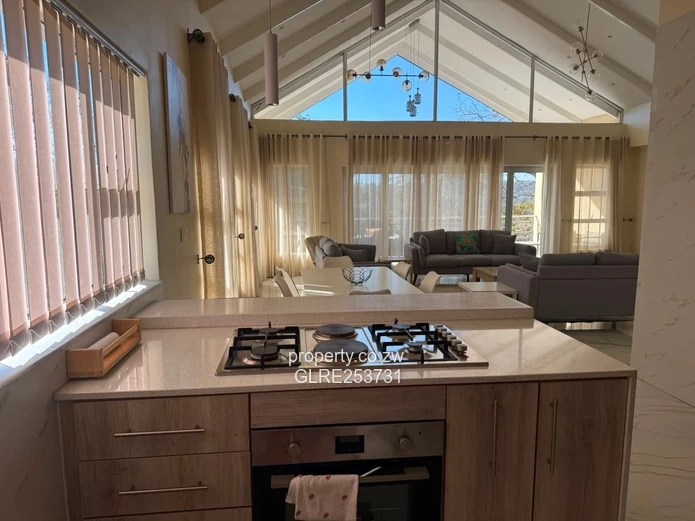 Sunny 3-Bed Apartment with Garden & Balcony in Greystone Park