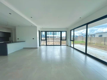 4 Bedroom Flat & Apartment