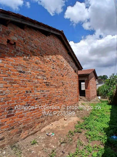 Premium Investment Canvas: Spacious 5-Bedroom Shell on 600sqm in Coveted Zimre Park