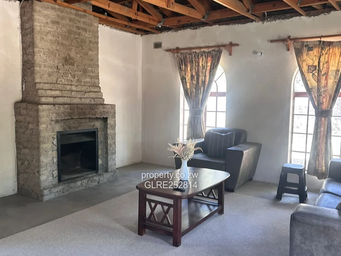 Spacious 4-Bed Windsor Park Home — 4800m², Solar & Staff
