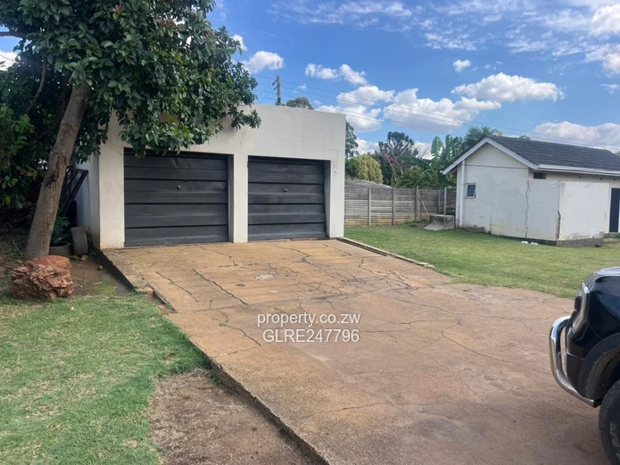 Eastlea 4-Bed Bungalow on 1700m² with Borehole & Lawn