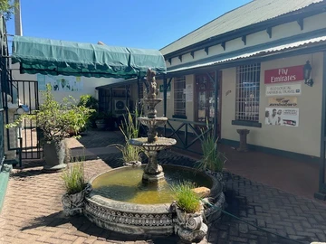Showroom, pavement frontage outstanding  commercial property