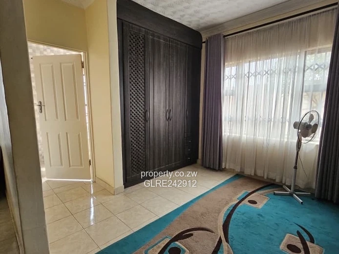 4-Bed Home with Large Paved Drive, Garden & Borehole - Sandton Park