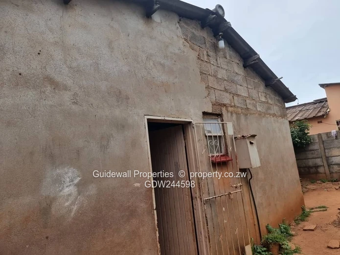 4 bed house for sale in Kuwadzana 2  with deeds