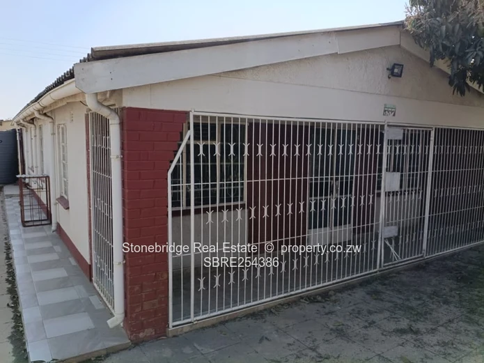 3 Bedroomed House in Lobengula West To Rent