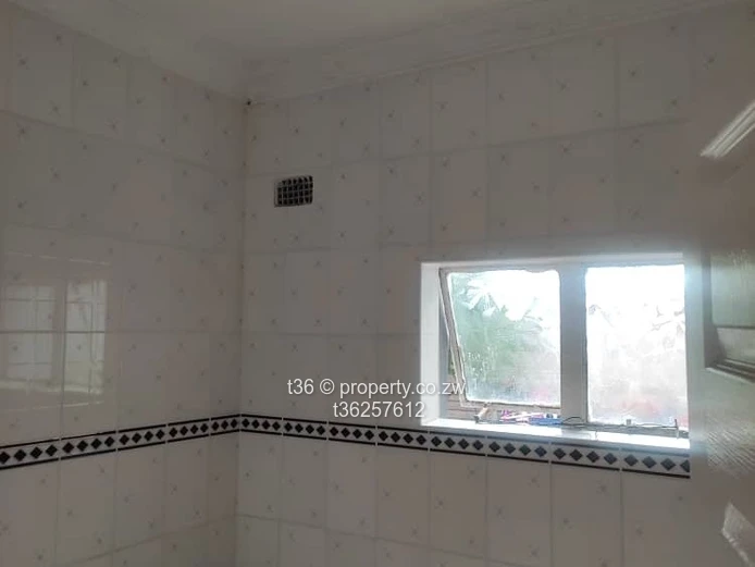 Emmaculate 3bedrooms molden kitchin