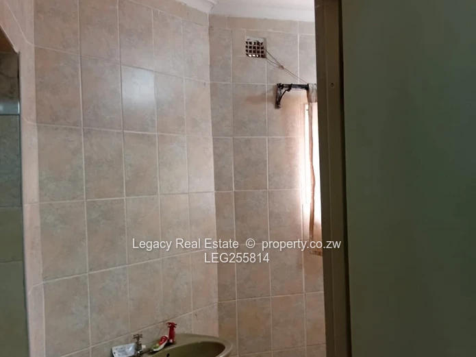 4-Bed Zimre Park House — Fitted Kitchen, Garden & Garage