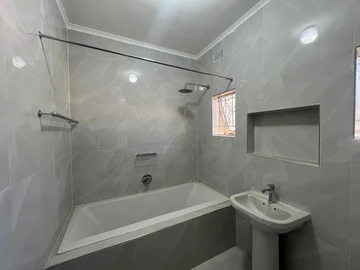 2 Bedroom Flat & Apartment