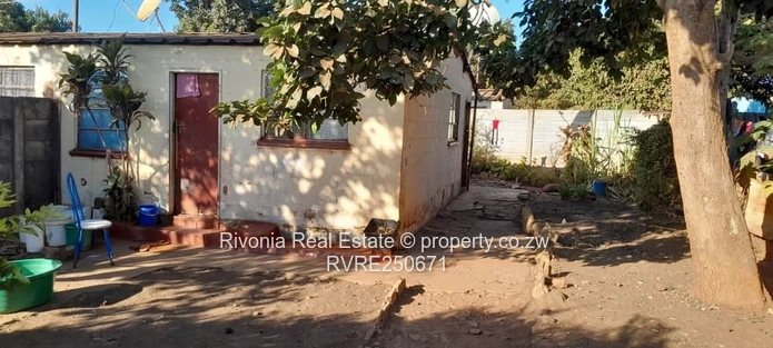 Cozy 2-Bed Home on 300m² with Shaded Yard, Dzivarasekwa