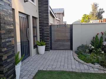 4 Bedroom Flat & Apartment