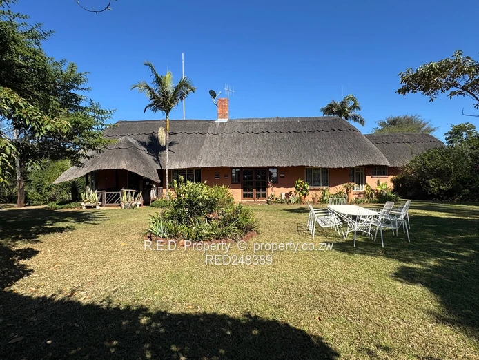 Private Retreat In Douglasdale!