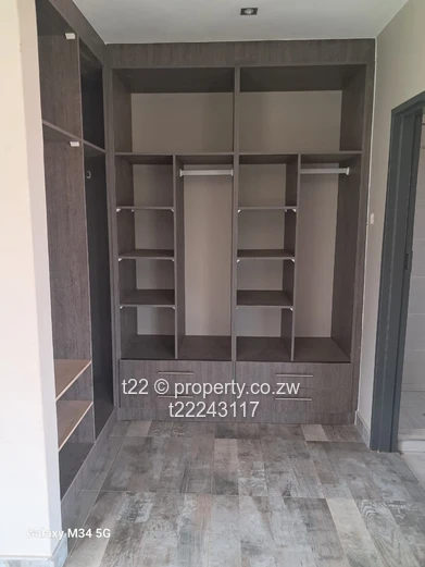 Single-Level 8-Bed Brookview Home — Large Lawn & Borehole