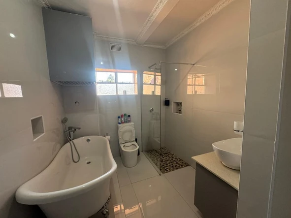 2 Bedroom Flat & Apartment