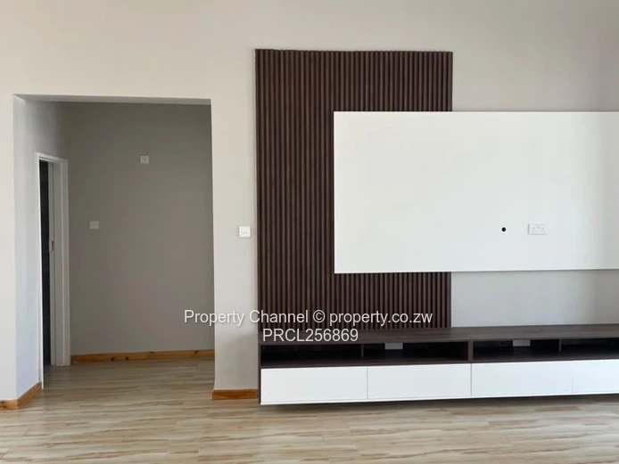 Stunning 3-Bed Home with Vaulted Beams & Kitchen Island