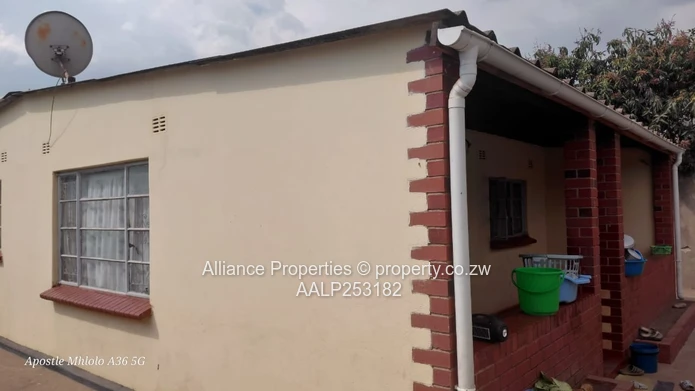 4-Bed Walled Highfield Home - Yard, Municipal Water