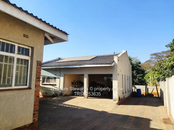 Elegant 4-Bed, 4-Bath Home in Westgate on 2000 m²