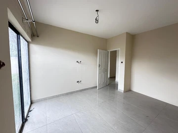 2 Bedroom Flat & Apartment