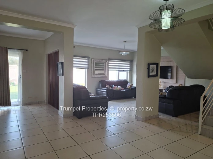 Avondale West: 4BR duplex flat with Garage & Garden