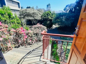 2 Bedroom Flat & Apartment