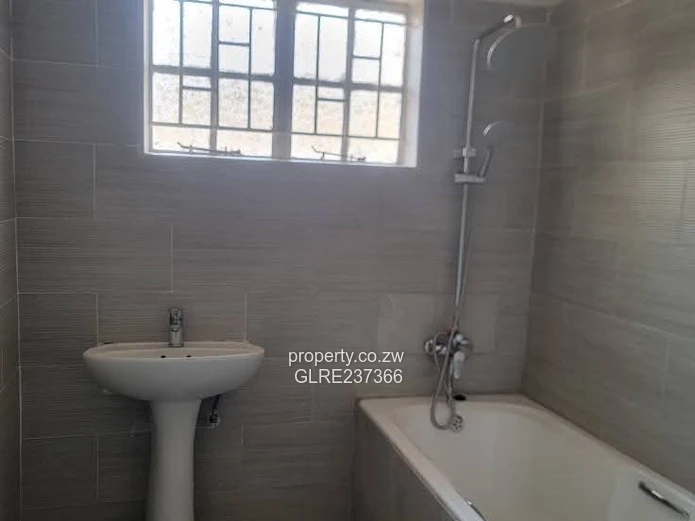 NEW BLUFFHILL ,WESTGATE Neat n spacious 3beds FULLHOUSE To Let