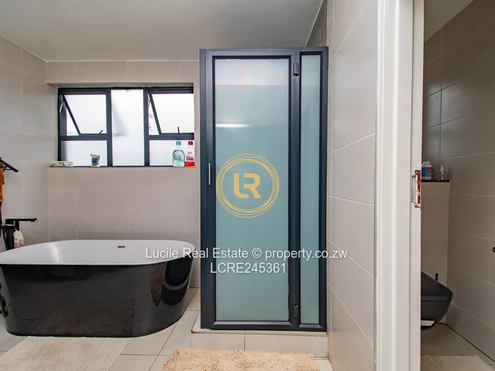 Modern 4-bedroom Home in Exclusive Helensvale