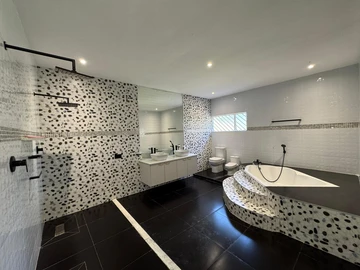 8 Bedroom House