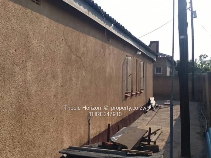 4-Bed Family Home with Veranda & Water Tank - Chitungwiza