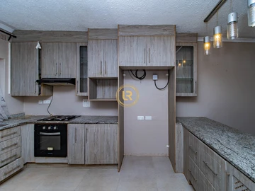 2 Bedroom Flat & Apartment