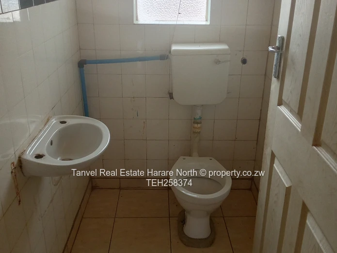 Hatfield house for Sale with 3 beds,mes,2 lounges, dining, scullery, Kitchen on 4800sqms.