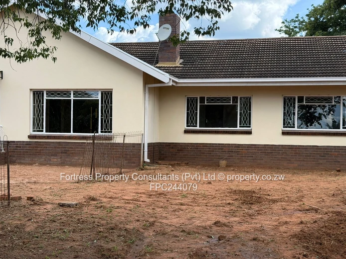 Matsheumhlope 3-Bed Home with Garden & Staff Quarters