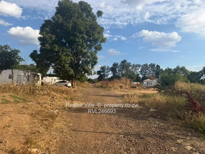400m² Serviced Stand in Waterfalls - Gravel Roa