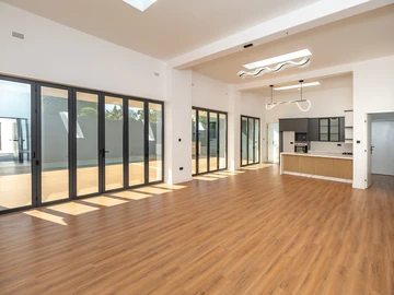 4 Bedroom Flat & Apartment