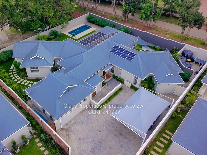 Refined Off-Grid Living in an Exclusive, Upmarket Complex!