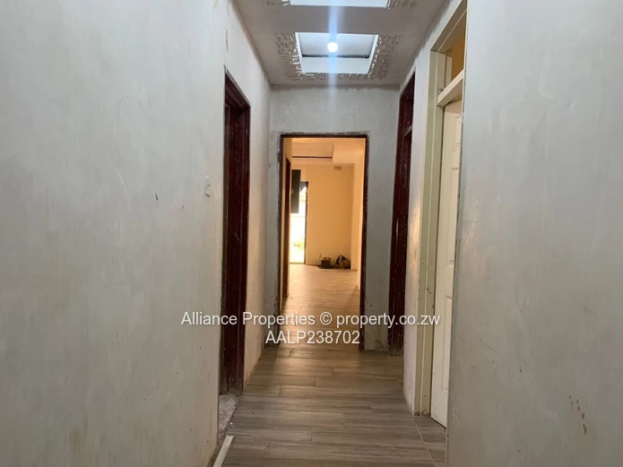 Madokero 4-Bed: Tiled Living, Garage, Main En-Suite