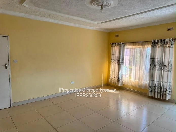 Quinnington 5-Bed Home: Double Garage, Borehole on 2056m²