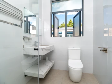 4 Bedroom Flat & Apartment