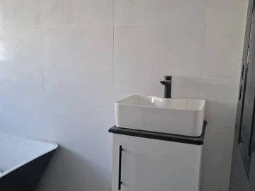4 Bedroom Flat & Apartment