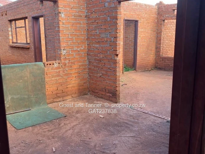 Spacious 600sqm Property with 4 BR and Cottage in Mahatshula North, Bulawayo – Finish to Your Taste